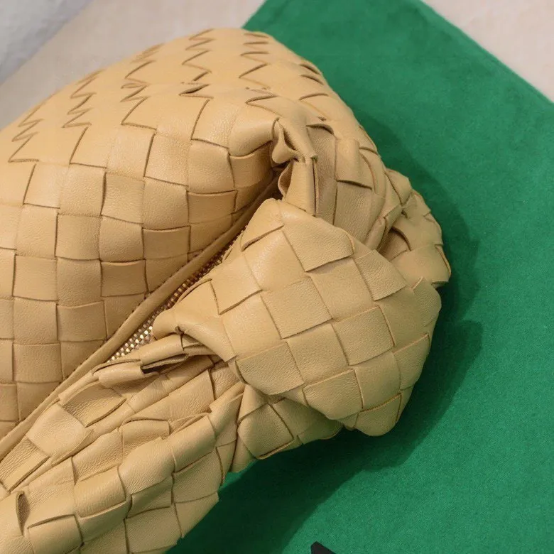 Batch 1460 BV Bottega Veneta 2022 Early Spring New Ladies Medium JODIE Handbag BV Bag 🔥The new method is to round the corners on the original basis and knot the round hobo bag with classic woven leather. The most iconic triangular pull-out design, using sheepskin draped soft shape, is super suitable for concave shapes~ Jodie feels really gentle to people, and is definitely the best item for daily matching. It has the same weave, new elements and twists, and is versatile. It is the new favorite of street style Internet celebrities! Size: 36*21*13 Model: 6697